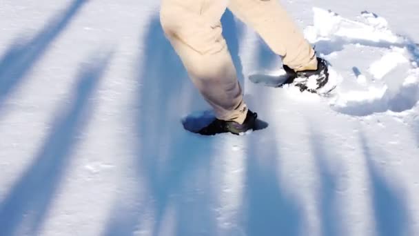 Siguiendo Pasos Pie Mientras Camina Sobre Nieve — Vídeo de stock