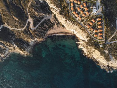 Kleopatra sahilinin yüksek rakımlı üst manzarası. Yazlık evler, sahil ve deniz. Çünkü kış mevsimi geldi.