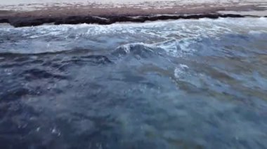 Deniz arka planında uçuyor..