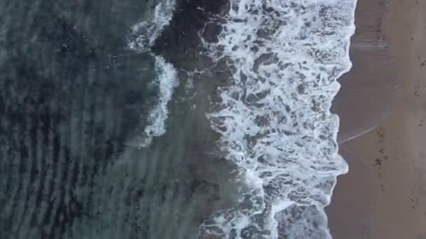 Vídeo Vista Aérea Superior Uma Praia Areia Com Ondas Espumosas — Vídeo de Stock