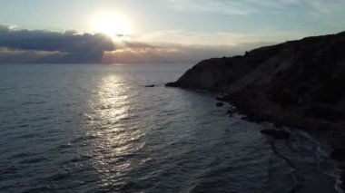 Kleopatra plajı Cesme İzmir 'den bulutlarla gün batımının hava manzarası