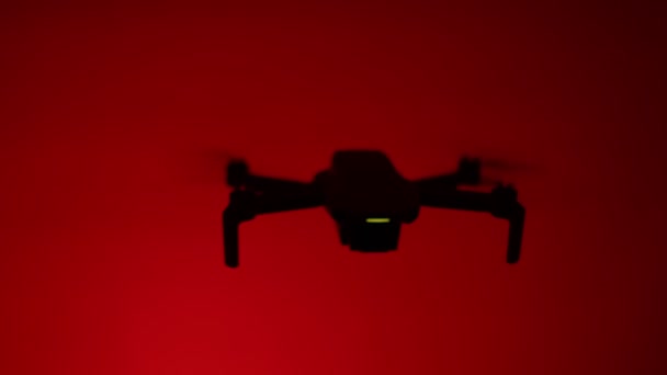 Silhouette Közelkép Egy Vörös Hátterű Drónról — Stock videók