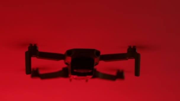 Silhouet Close Beelden Van Een Drone Een Rode Achtergrond — Stockvideo