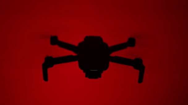 Silhouette Gros Plan Drone Sur Fond Rouge — Video
