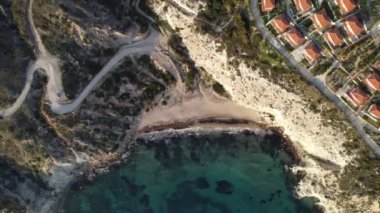 Kleopatra sahilinin havadan görünen manzarası. Yazlık evler, sahil ve deniz. İnsansız.