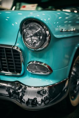 İzmir, Türkiye - 4 Aralık 2021: Klasik otomobiller fuarında mavi renkli klasik bir Chevrolet marka arabanın yakın plan çekimi.
