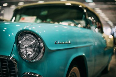İzmir, Türkiye - 4 Aralık 2021: Klasik otomobiller fuarında mavi renkli klasik bir Chevrolet marka arabanın yakın plan çekimi.