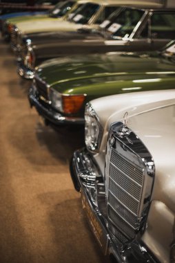 İzmir, Türkiye - 4 Aralık 2021: 1970 W108 Mercedes Brand Aracı Fuar İzmir Gaziemir Türkiye 'nin sergisinde