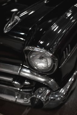 İzmir, Türkiye - 4 Aralık 2021: Siyah renkli klasik Chevrolet marka aracın yakın çekim görüntüleri.