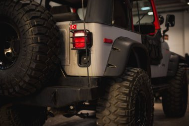 İzmir, Türkiye - 4 Aralık 2021: Fuar İzmir Gaziemir Türkiye 'nin sergisinde 4x4' lük bir arazi aracının arka görüntüsü