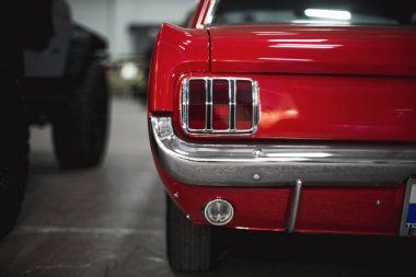 İzmir, Türkiye - 4 Aralık 2021: Fuar İzmir 'de bir otomobil fuarında kırmızı renkli klasik bir Ford Mustang arabasının arka görünümü.