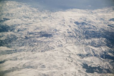 Bulutlu karlı dağların havadan görünüşü
