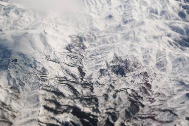 Bulutlu karlı dağların havadan görünüşü