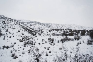 Karlı dağların ve tepelerin manzarası tren yolculuğundan ve kışın orta anadolu 'da.