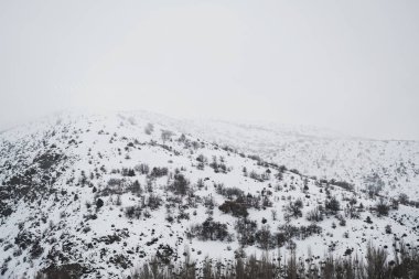 Karlı dağların ve tepelerin manzarası tren yolculuğundan ve kışın orta anadolu 'da.