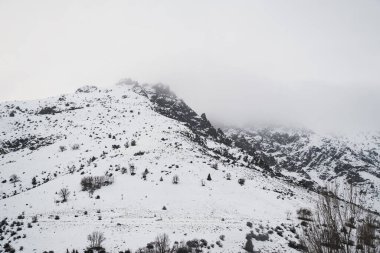 Karlı dağların ve tepelerin manzarası tren yolculuğundan ve kışın orta anadolu 'da.