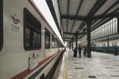 Ankara, Türkiye - 21 Şubat 2022: Ankara tren istasyonunda Doğu Ekspresi 'nin yakın çekimi.