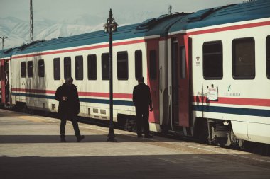 Erzincan, Türkiye - 22 Şubat 2022: Doğu ekspres treni ve Erzincan Türkiye 'deki Erzincan tren istasyonundaki yolcular.