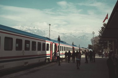 Erzincan, Türkiye - 22 Şubat 2022: Doğu ekspres treni ve Erzincan Türkiye 'deki Erzincan tren istasyonundaki yolcular.