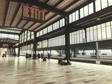Ankara, Türkiye - 21 Şubat 2022: Ankara YHT tren istasyonunda ve tren bekleyen bazı kişiler.
