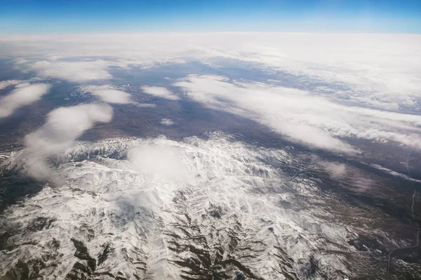 Widok Lotu Ptaka Góry Śnieżne Chmurami — Zdjęcie stockowe