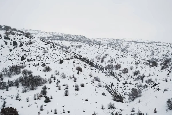 Landschaft Blick Auf Verschneite Berge Und Hügel Von Der Zugfahrt — Stockfoto