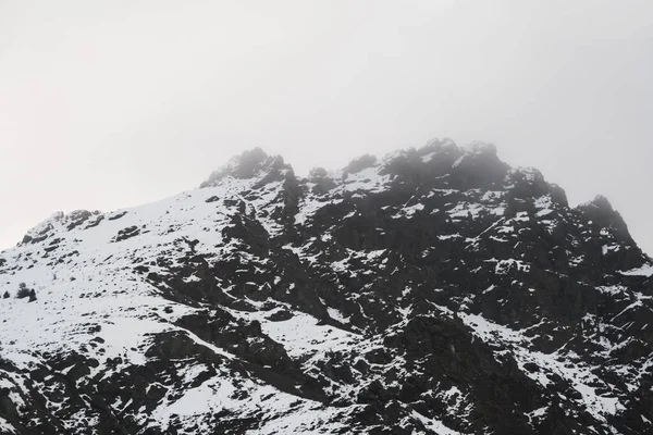 Karlı dağların ve tepelerin manzarası tren yolculuğundan ve kışın orta anadolu 'da.