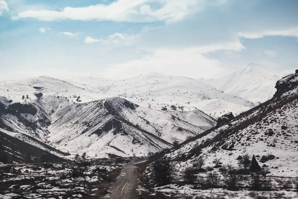 Krajobraz Góry Śniegiem Chmurami — Zdjęcie stockowe