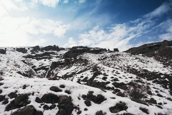 Karlı dağların ve tepelerin manzarası tren yolculuğundan ve kışın orta anadolu 'da.
