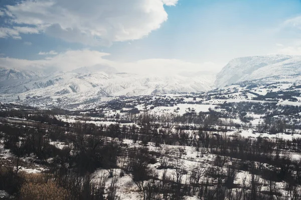 Paisaje Una Montaña Con Nieve Nubes — Foto de Stock