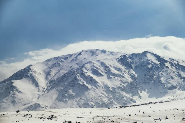 Krajobraz Góry Śniegiem Chmurami — Zdjęcie stockowe