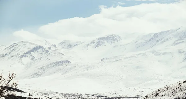 Krajobraz Gór Śniegiem Chmurami — Zdjęcie stockowe