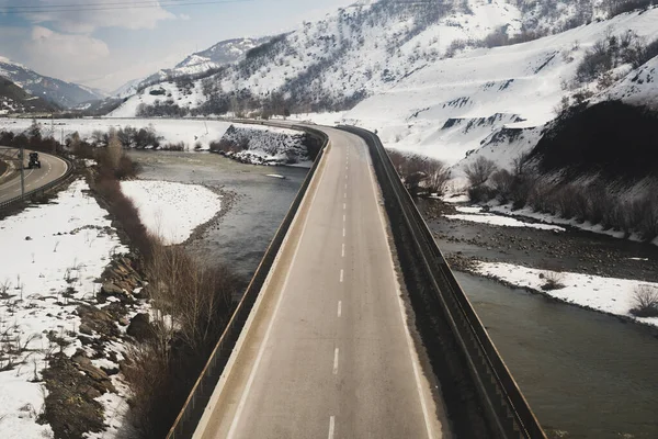 Widok Mostu Zimie Śnieżnym Środowiskiem — Zdjęcie stockowe