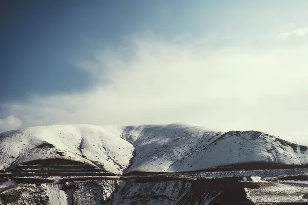 Krajobraz Gór Śniegiem Chmurami — Zdjęcie stockowe