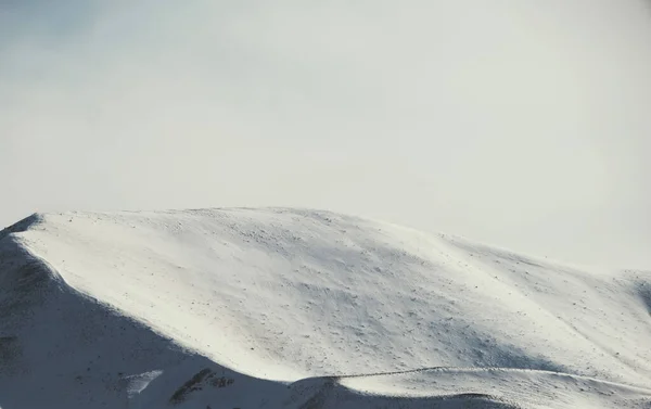 Krajobraz Gór Śniegiem Wskazówkami — Zdjęcie stockowe