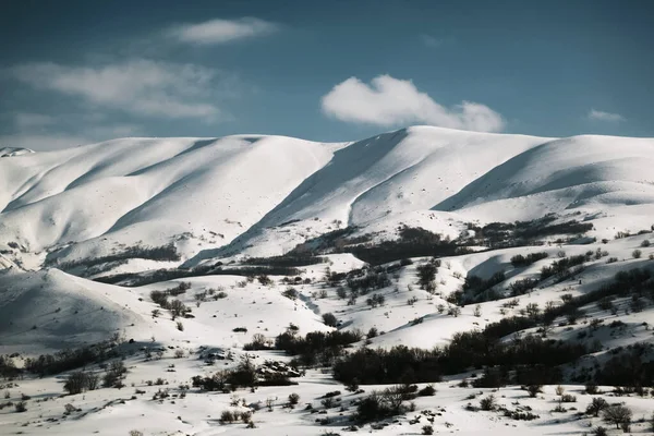 Landschaftsaufnahme Eines Berges Mit Schnee Blauem Himmel Und Einigen Wolken — Stockfoto