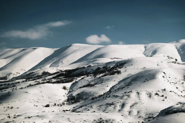 Widok Góry Śniegiem Błękitnym Niebem Chmurami — Zdjęcie stockowe