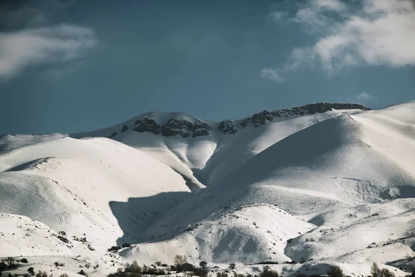 Пейзаж Горы Снегом Голубым Небом Облаками — стоковое фото