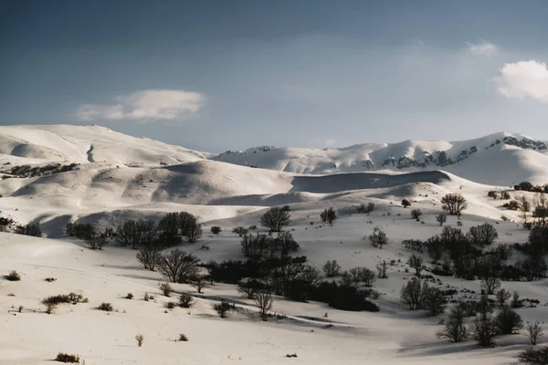 Vista Panorámica Una Montaña Con Nieve Cielo Azul Algunas Nubes — Foto de Stock