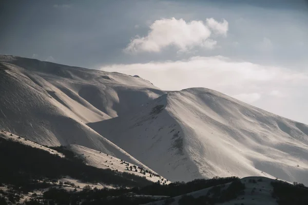 Пейзаж Горы Снегом Голубым Небом Облаками — стоковое фото