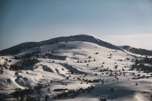 Landschaftsaufnahme Eines Berges Mit Schnee Blauem Himmel Und Einigen Wolken — Stockfoto