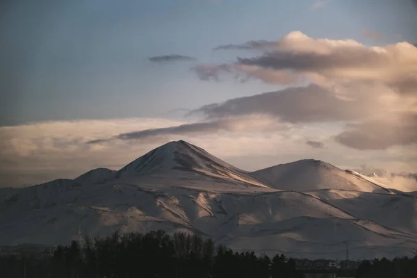 Vista Panorámica Una Montaña Con Nieve Cielo Azul Algunas Nubes — Foto de Stock