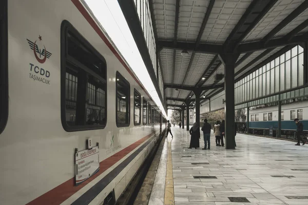 Ankara, Türkiye - 21 Şubat 2022: Ankara tren istasyonunda Doğu Ekspresi 'nin yakın çekimi.