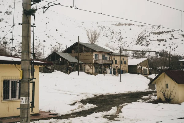 Sivas, Türkiye - 22 Şubat 2022: Bazı köy binaları kışın ve Sivas Türkiye 'de karlı