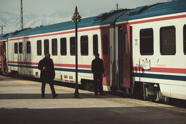 Erzincan, Türkiye - 22 Şubat 2022: Doğu ekspres treni ve Erzincan Türkiye 'deki Erzincan tren istasyonundaki yolcular.