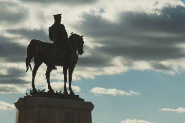Ankara, Türkiye - 10 Kasım 2021: Ankara Zafer Anıtı Silüeti. Mustafa Kemal Atatürk heykeli Ulus Meydanı 'nda. Ankara 'da editör fotoğrafı.