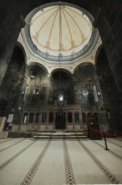 Kars, Türkiye - 23 Şubat 2022: Kars Kumbet veya Cupola Camii 'nin iç manzarası, eski adı 12 Havari Kilisesi.