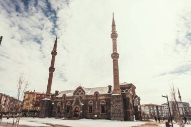 Kars, Türkiye - 23 Şubat 2022: Kars 'taki Fethiye camiinin yayın görüntüsü