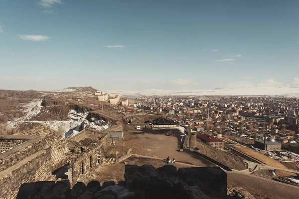 Kars, Türkiye - 23 Şubat 2022: Kars şehir manzarası Kars Kalesi 'nden