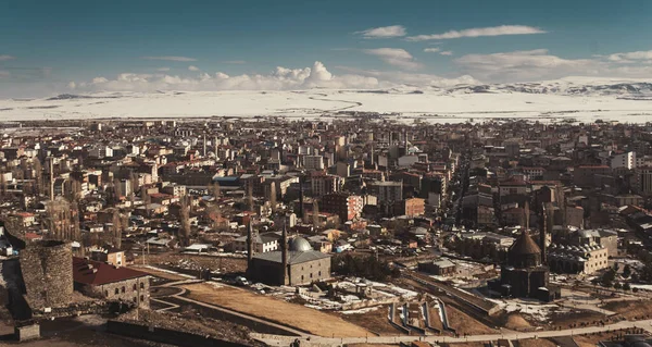 Kars, Türkiye - 23 Şubat 2022: Kars şehir manzarası Kars Kalesi 'nden